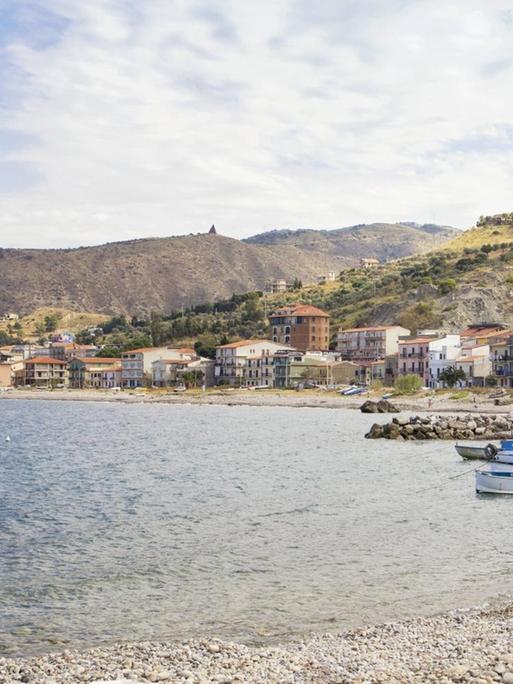 Blick auf den Hafen der Stadt Tusa auf Sizilien.
