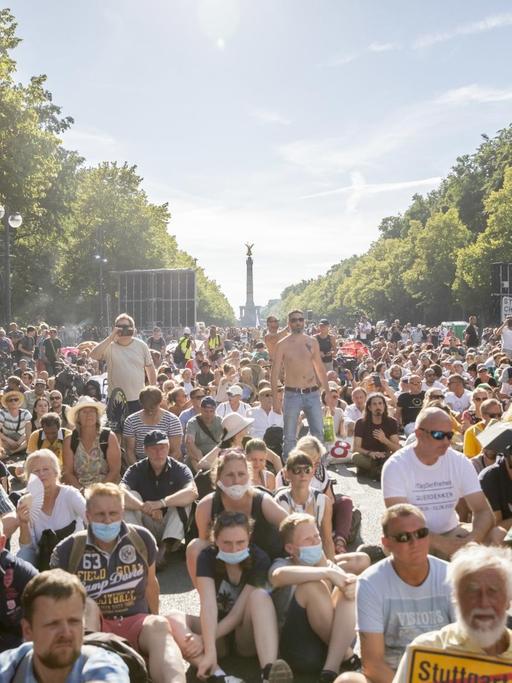 Teilnehmer einer Kundgebung gegen die Corona-Beschränkungen halten sich dicht gedrängt auf der Straße des 17. Juni in Berlin auf.