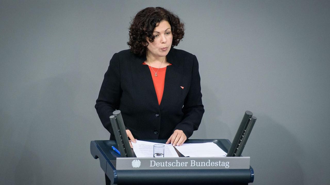 Die Linken-Politikerin Amira Mohamed Ali spricht während der Sitzung des deutschen Bundestags, Berlin 25.10.2019
