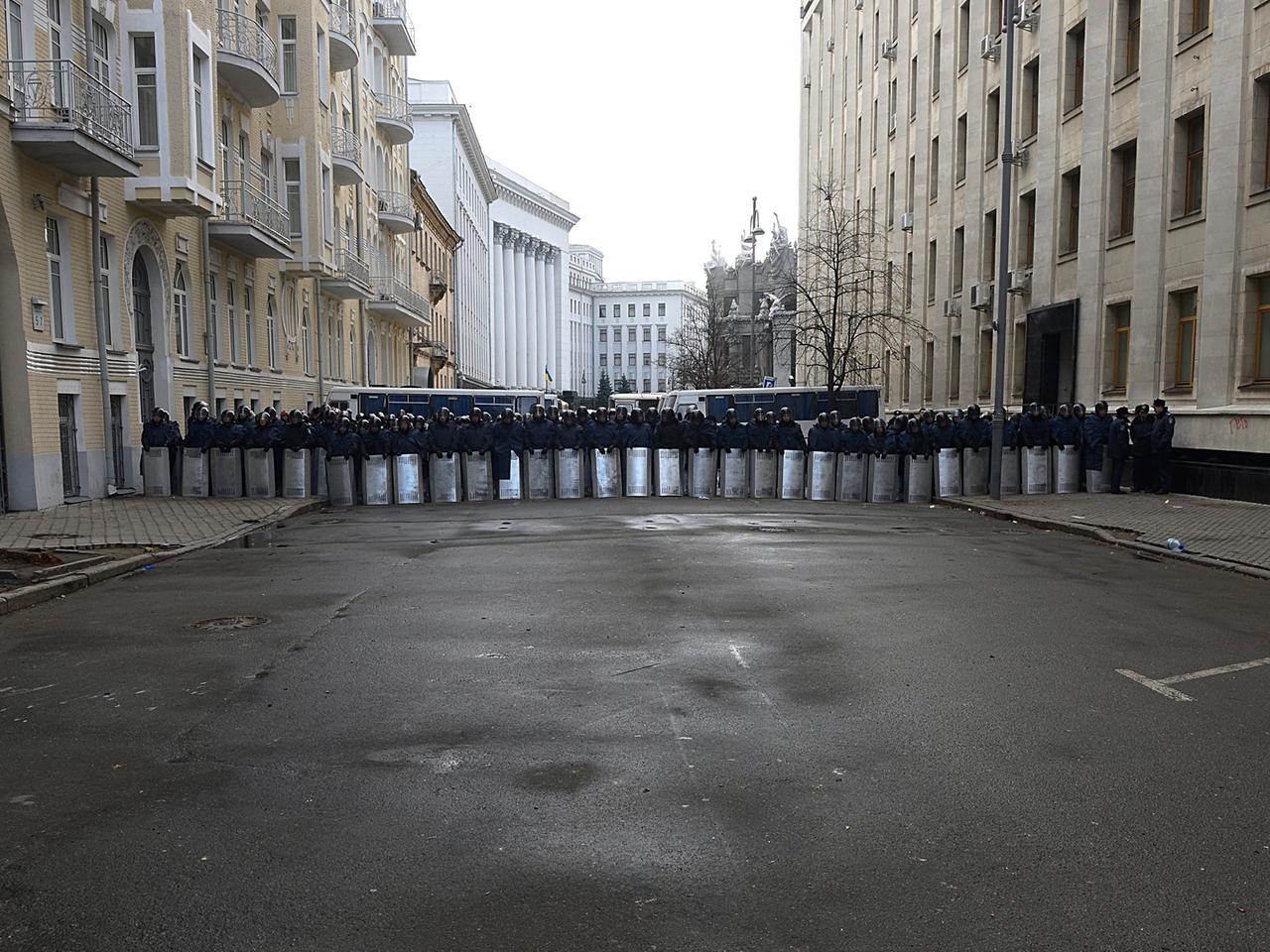Hundertschaften der ukrainischen Polizei sperren eine Straße im Regierungsviertel von Kiew