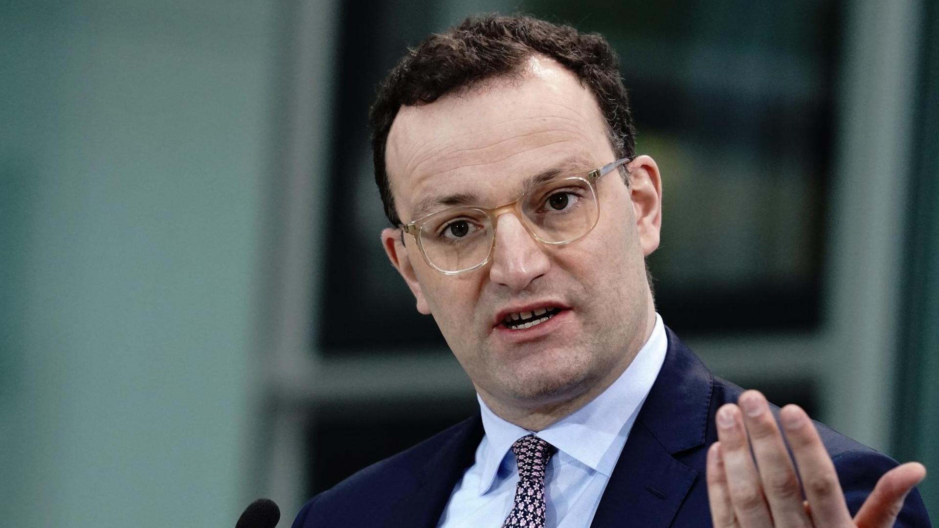 Berlin: Bundesgesundheitsminister Jens Spahn (CDU) gibt eine Pressekonferenz im Ministerium zum Zwischenstand der Impfungen gegen das Coronavirus.