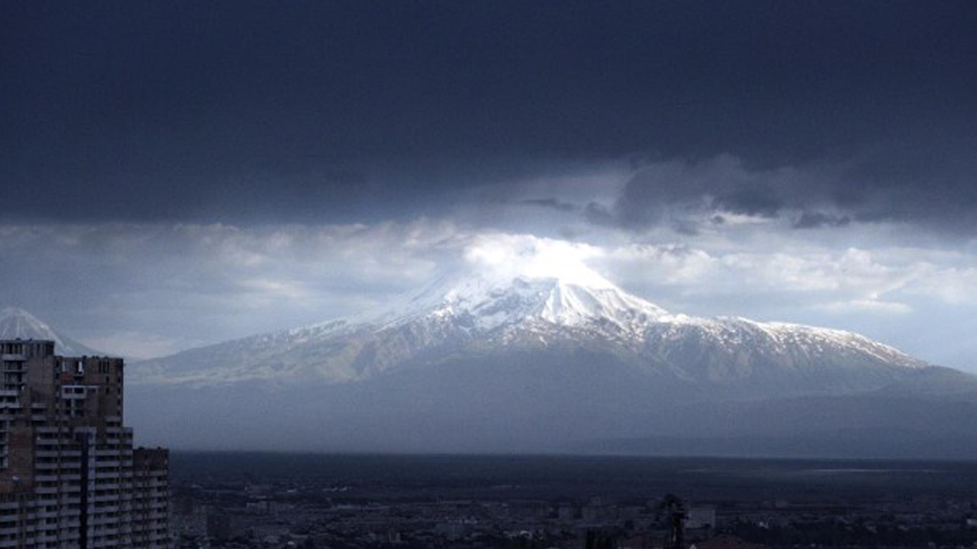 Jerewan, im Hintergrund der Berg Ararat