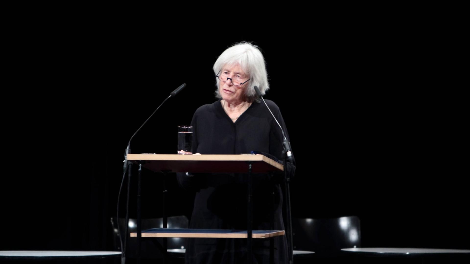 Nele Hertling hält eine Rede in der Akademie der Künste in Berlin bei der Gedenkveranstaltung an Christa Wolf am 13.12.2011