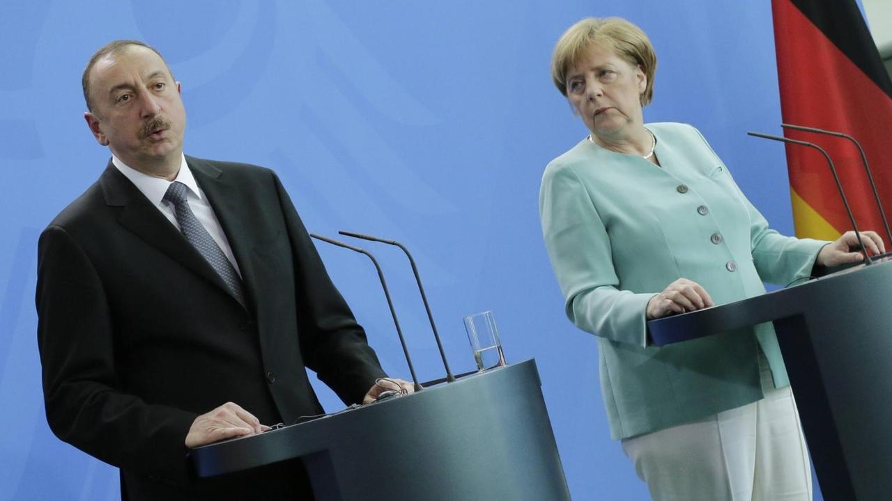 Berlin, Bundeskanzleramt, Gemeinsame Presseunterrichtung nach dem Gespräch und Mittagessen der Bundeskanzlerin Angela Merkel mit dem Staatspräsidenten der Republik Aserbaidschan, Ilham Aliyev
