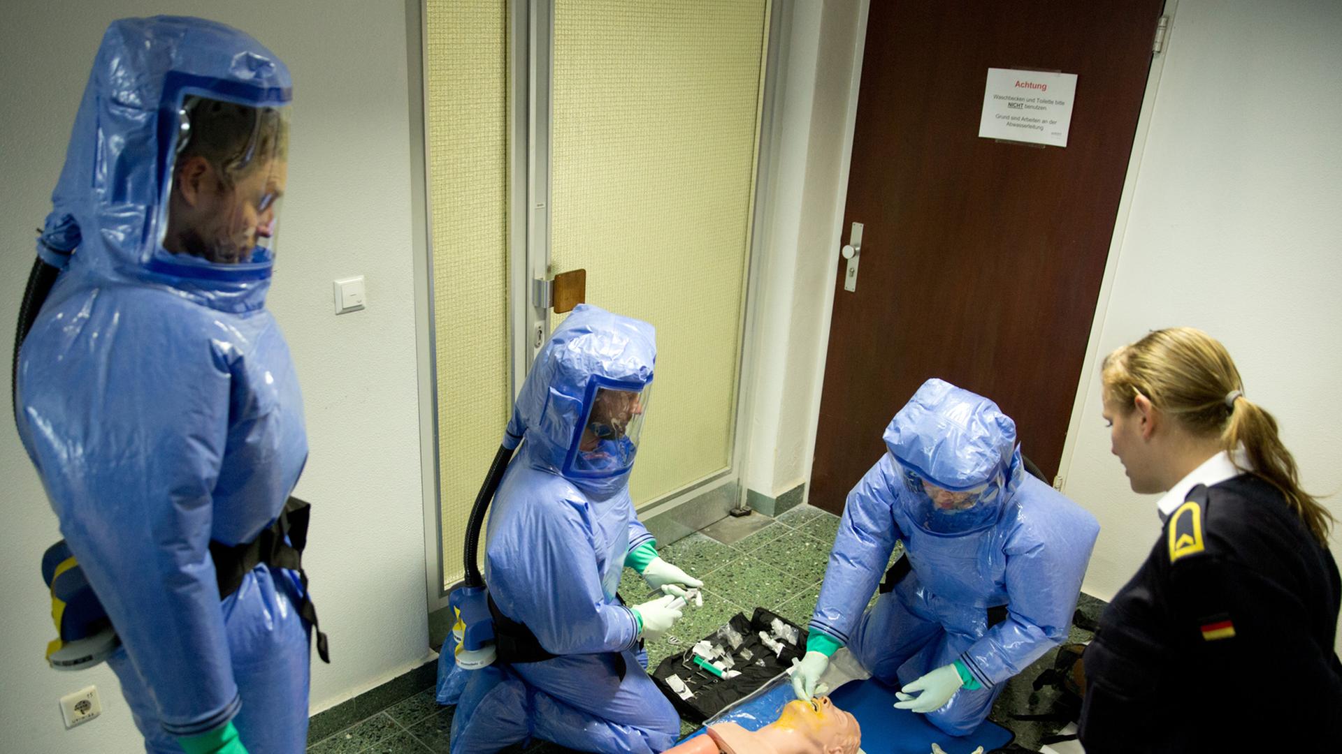 Soldaten des Sanitätsdienstes der Bundeswehr nehmen am 07.10.2014 in der Fachabteilung Tropenmedizin des Bundeswehrkrankenhauses Hamburg an einer Schulung teil.