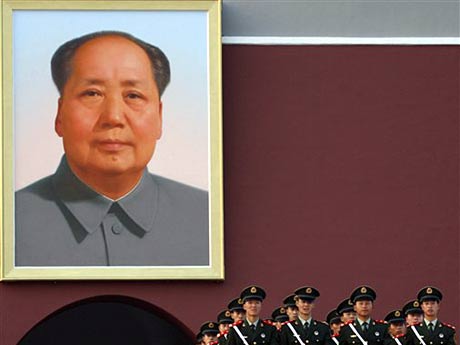 Ein Mao-Plakat hängt in peking am Tiananmen-Tor.