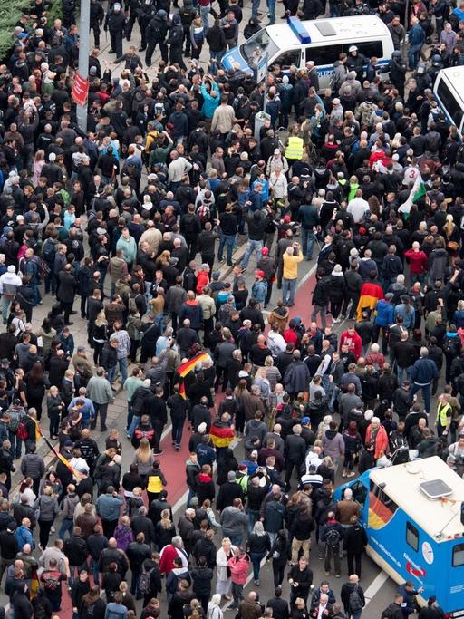 Teilnehmer der Demonstration von AfD und dem ausländerfeindlichen Bündnis Pegida, der sich auch die Teilnehmer der Kundgebung der rechtspopulistischen Bürgerbewegung Pro Chemnitz angeschlossen haben, ziehen am 01.09.18 durch die Stadt.