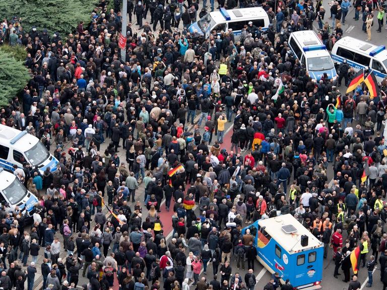 Teilnehmer der Demonstration von AfD und dem ausländerfeindlichen Bündnis Pegida, der sich auch die Teilnehmer der Kundgebung der rechtspopulistischen Bürgerbewegung Pro Chemnitz angeschlossen haben, ziehen am 01.09.18 durch die Stadt.