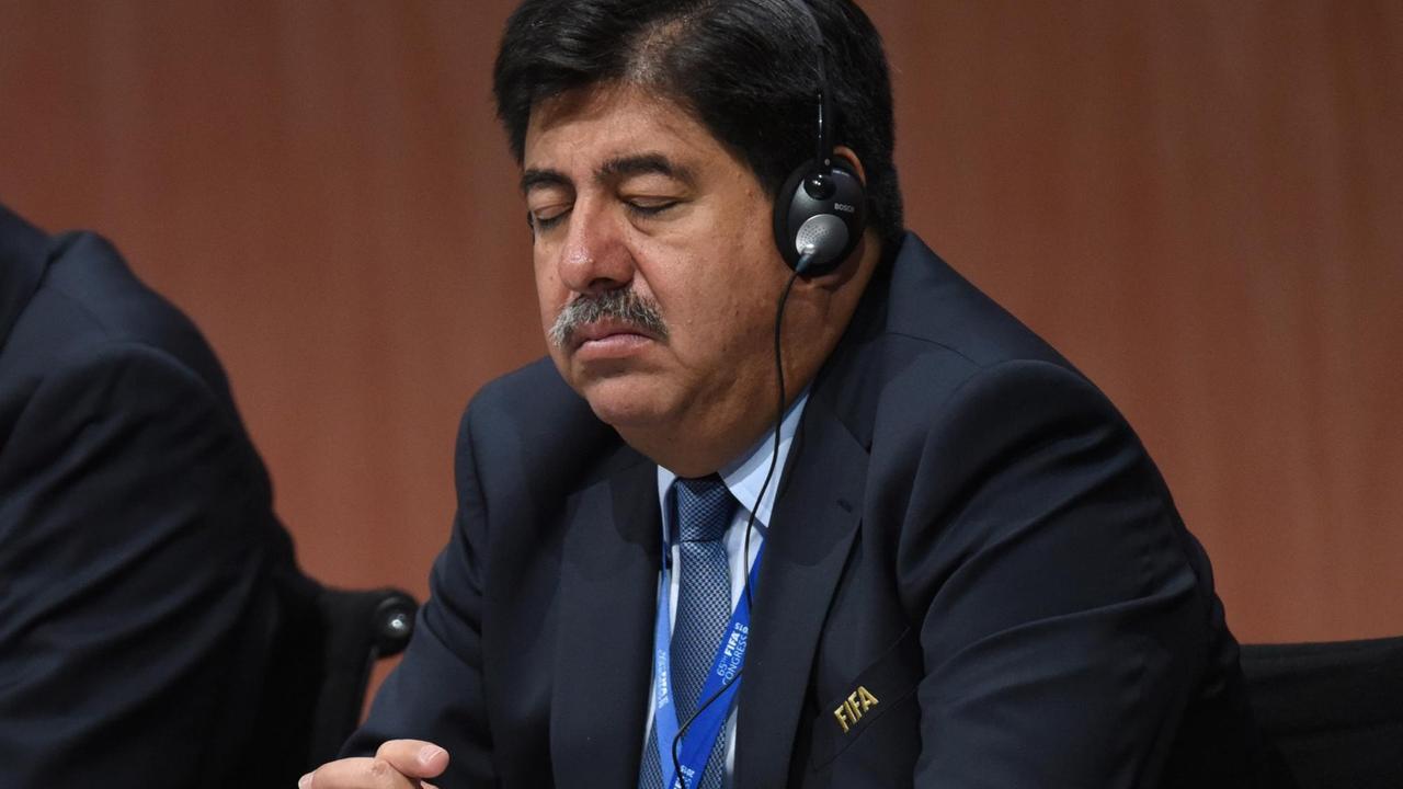 Der ehemalige Präsident des kolumbianischen Fußball-Verbandes, Luis Bedoya, sitzt mit geschlossenen Augen bei einer Pressekonferenz des 65. FIFA-Kongresses in Zürch