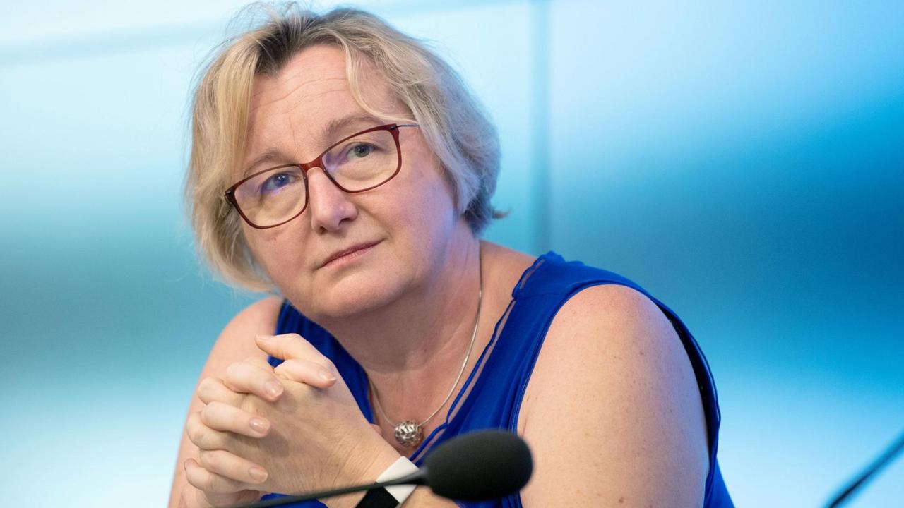 Theresia Bauer (Bündnis 90/Die Grünen), Wissenschaftsministerin von Baden-Württemberg, nimmt an einer Pressekonferenz teil.