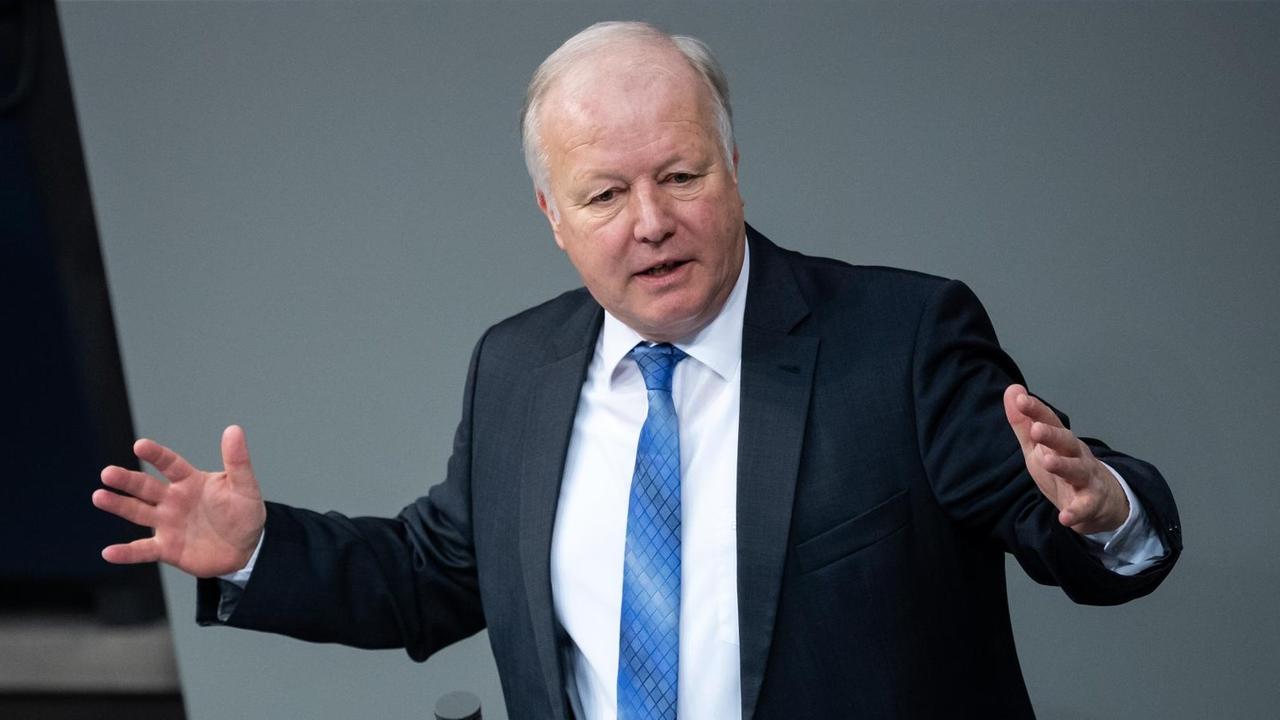Peter Weiß (CDU) spricht bei der Plenarsitzung im Deutschen Bundestag. Die Hauptthemen der 204. Sitzung der 19. Legislaturperiode sind unter anderem der Rentenversicherungsbericht 2020, eine Novelle des digitalen Wettbewerbsrechts, die Verlängerung der Abgabefrist für Steuererklärungen und eine Aktuelle Stunde mit dem Titel "Nach dem Sturm auf das US-Kapitol – Strategien zur Stärkung von Demokratie und Rechtsstaatlichkeit in Deutschland und der Welt".