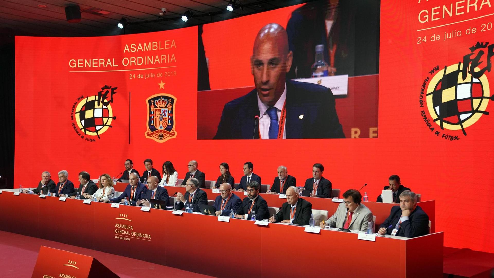 Luis Rubiales, Präsident des spanischen Fußballverbandes (RFEF), spricht 2018 auf der Hauptversammlung des Verbandes in Las Rozas in der Nähe von Madrid