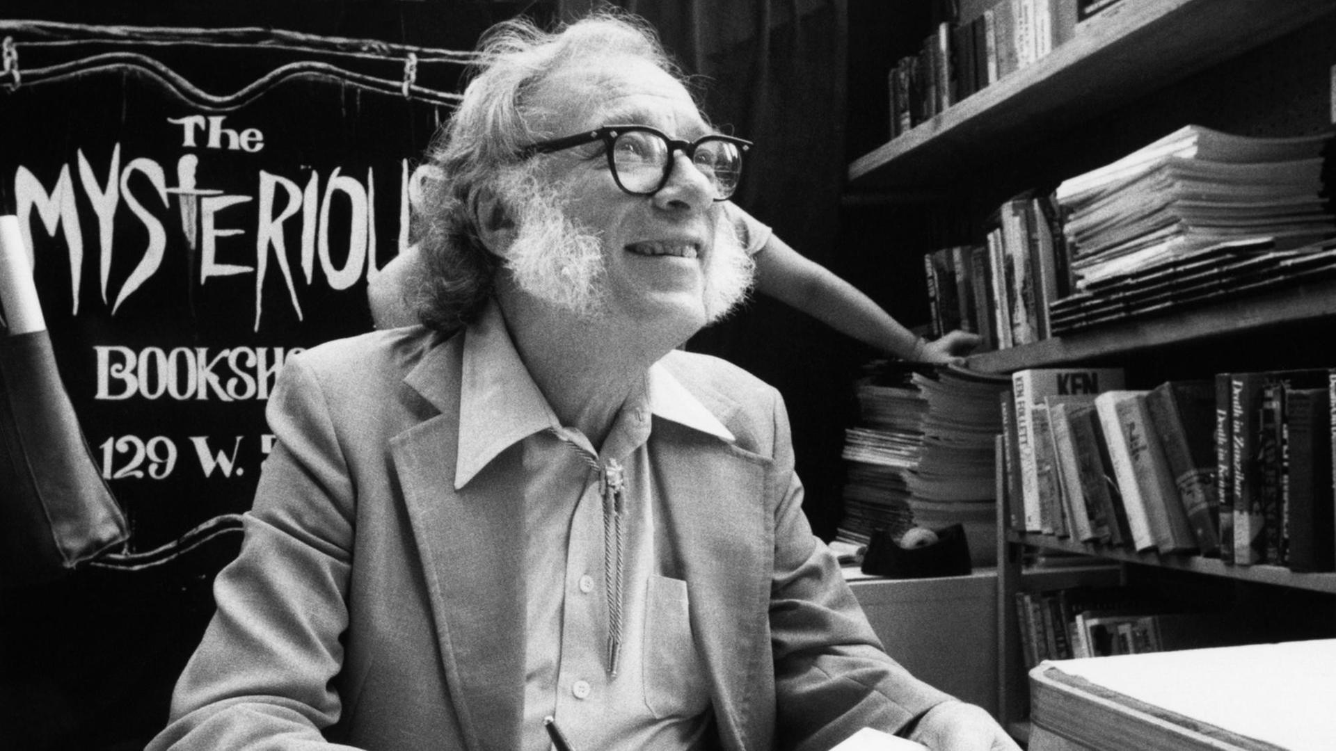 Der Autor Isaac Asimov signiert am 2. Februar 1984 Bücher im Mysterious Book Store in New York