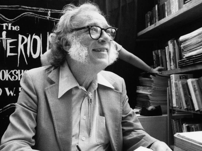 Der Autor Isaac Asimov signiert am 2. Februar 1984 Bücher im Mysterious Book Store in New York