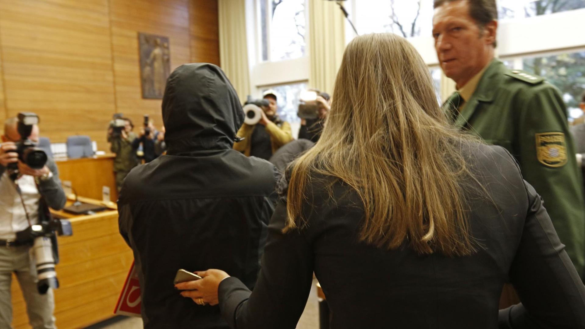 Begleitet von seiner Anwältin Ulrike Thole betritt der Angeklagte am 10.11.2016 den Sitzungssaal im Landgericht in Traunstein (Bayern). Dem angeklagten Fahrdienstleiter wird fahrlässige Tötung vorgeworfen. Der Bahnmitarbeiter soll Signale falsch gestellt und bis kurz vor dem Frontalzusammenstoß der beiden Züge auf seinem Smartphone gespielt haben.