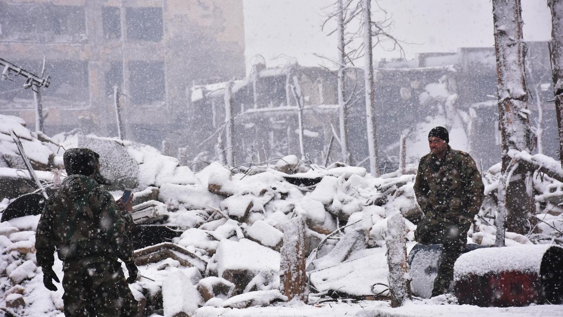 Evakuierung Aleppos im Winter 2016 bei Schneefall.