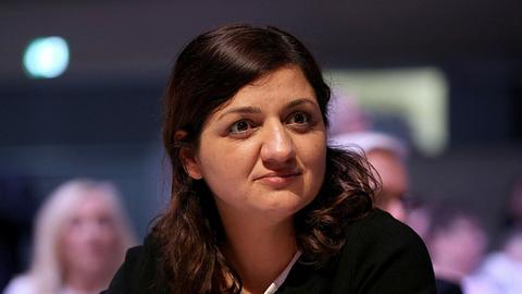 Özlem Demirel, Kandidatin der Partei Die Linke für den Europawahlkampf, sitzt im Plenum beim Bundesparteitag in Bonn