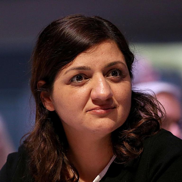 Özlem Demirel, Kandidatin der Partei Die Linke für den Europawahlkampf, sitzt im Plenum beim Bundesparteitag in Bonn