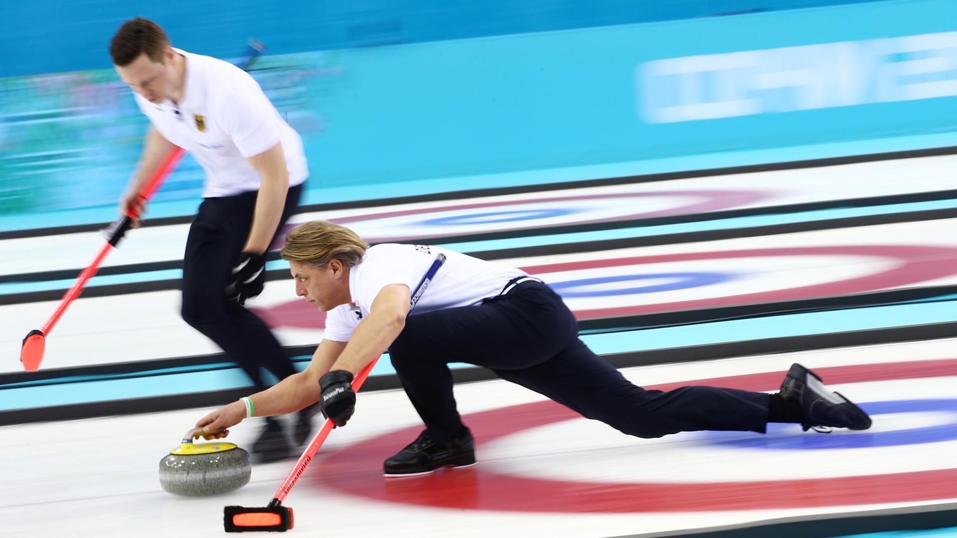Das deutsche Curling Team bei ihrem Spiel gegen Norwegen.