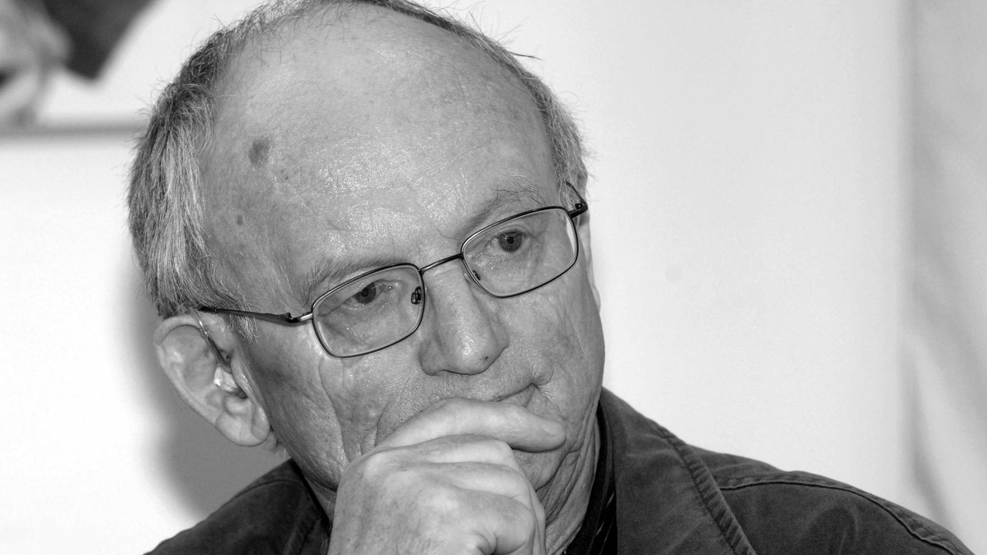 Der Autor Hermann Kant, aufgenommen am 21.04.2005 im Kulturkaufhaus Dussmann in Berlin.