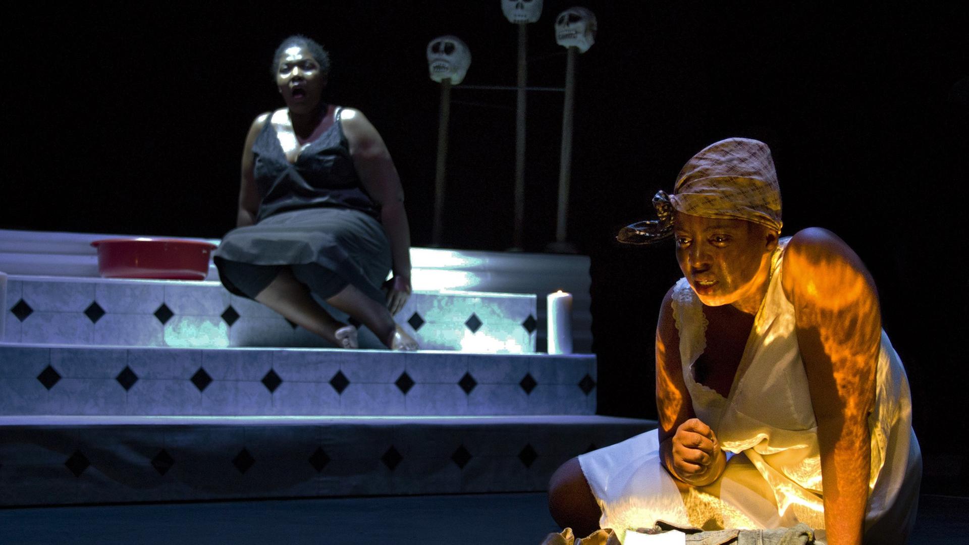 Nobulumko Mngxekeza als Lady Macbeth und Philisa Sibeko (l) spielen während einer Fotoprobe für eine afrikanische Version von Macbeth, die im Rahmen des Festivals Theaterformen in Braunschweig (Niedersachsen) zu sehen ist.