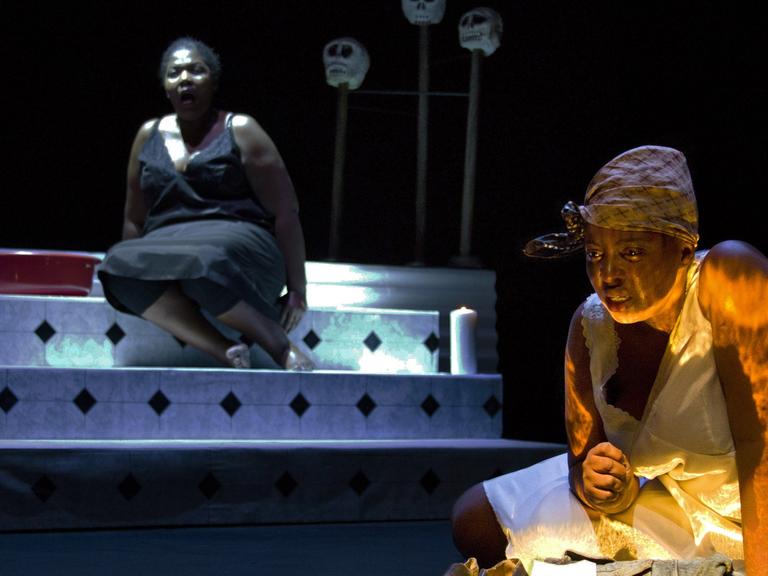 Nobulumko Mngxekeza als Lady Macbeth und Philisa Sibeko (l) spielen während einer Fotoprobe für eine afrikanische Version von Macbeth, die im Rahmen des Festivals Theaterformen in Braunschweig (Niedersachsen) zu sehen ist.