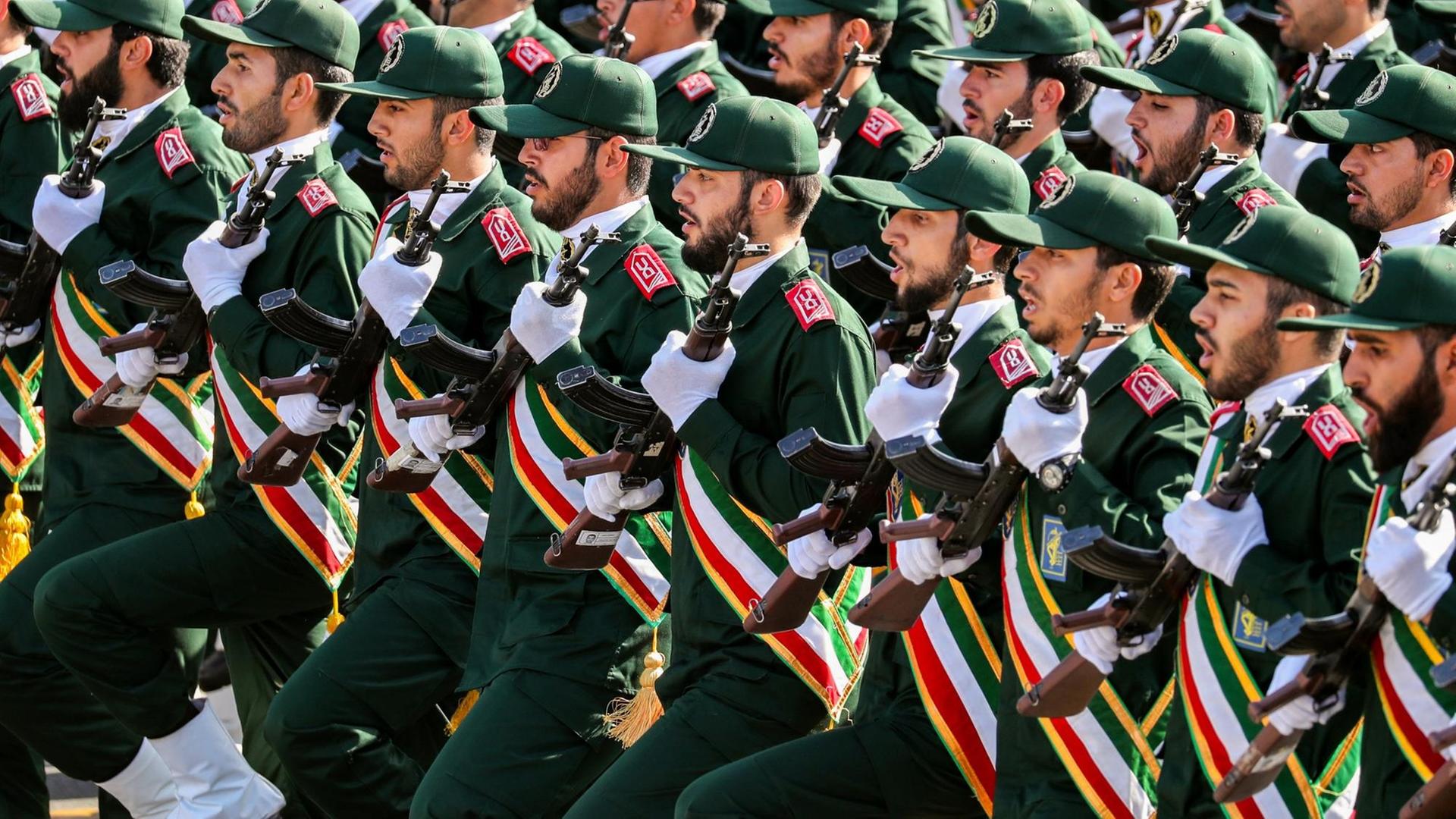Iranische Revolutionsgarden während der jährlichen Militärparade.