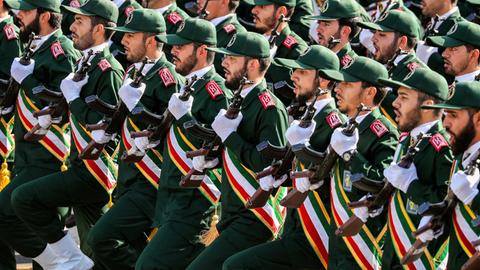 Iranische Revolutionsgarden während der jährlichen Militärparade.