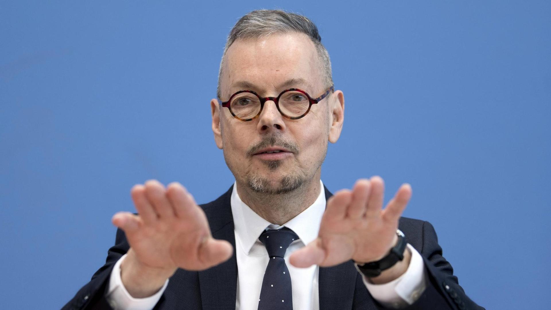 Peter Bofinger spricht in der Bundespressekonferenz. Peter Bofinger spricht in der Bundespressekonferenz.