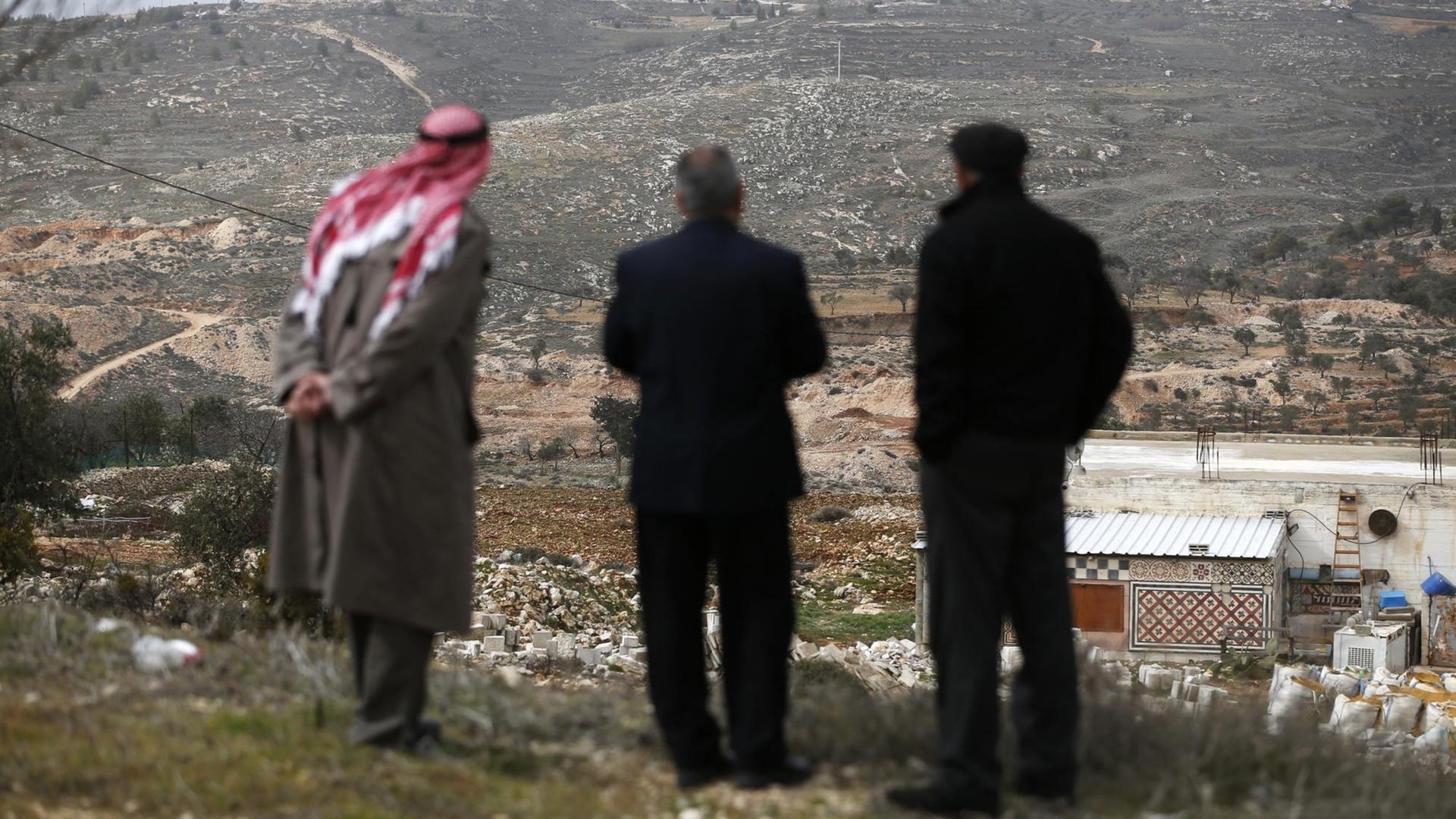 Palästinenser im Westjordanland vor der geräumten Siedlung Amona.