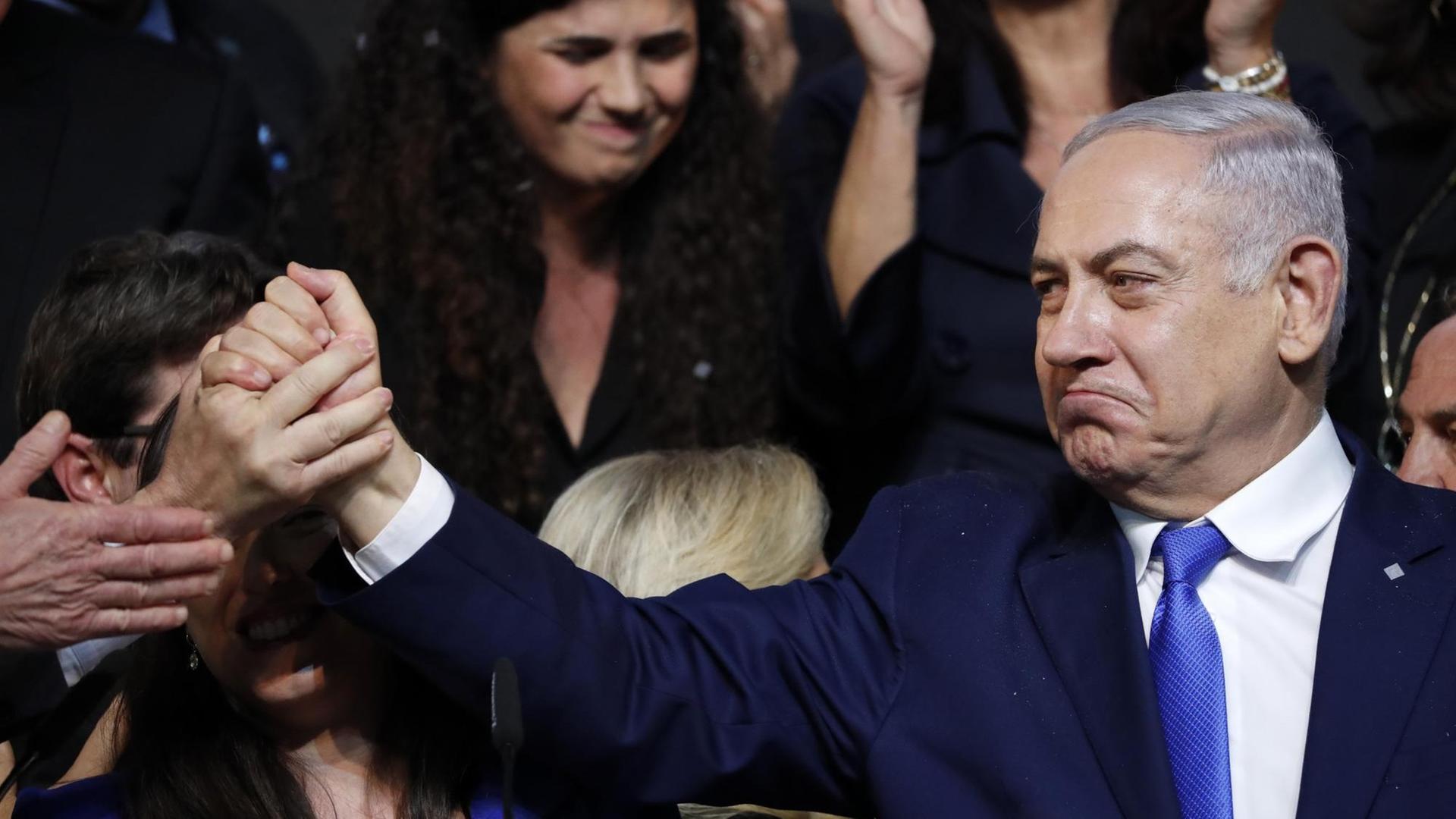 Regierungschef Netanjahu begrüßt in der Wahlnacht seine Anhänger