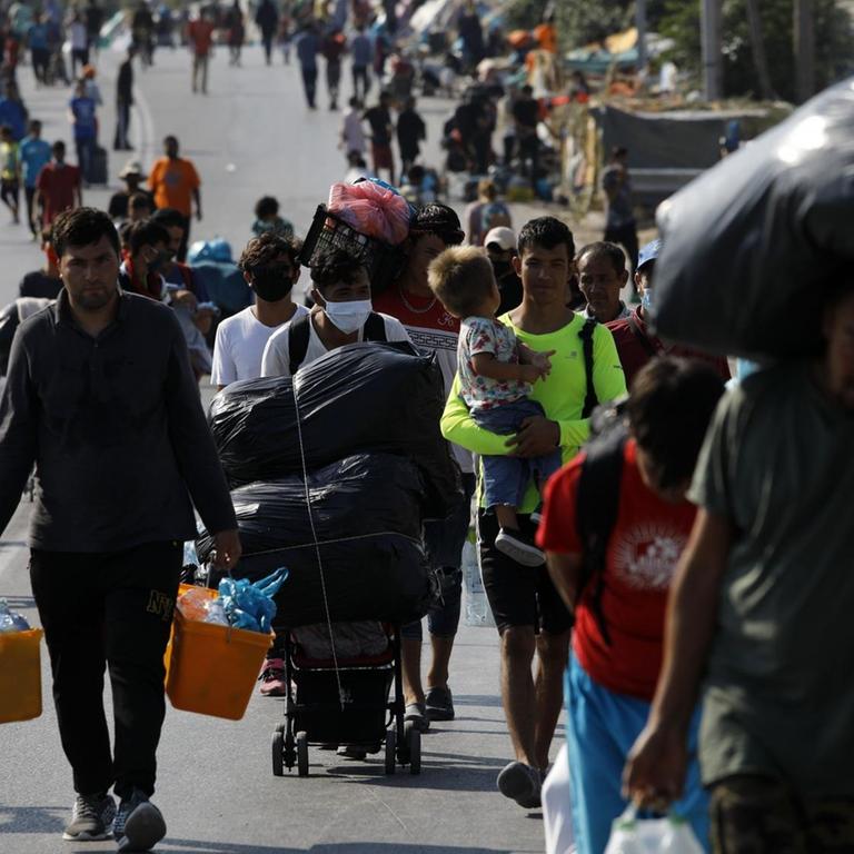 Griechenland, Lesbos: Migranten werden nach dem Brand im Flüchtlingslager Moria auf andere Unterkünfte verteilt. 