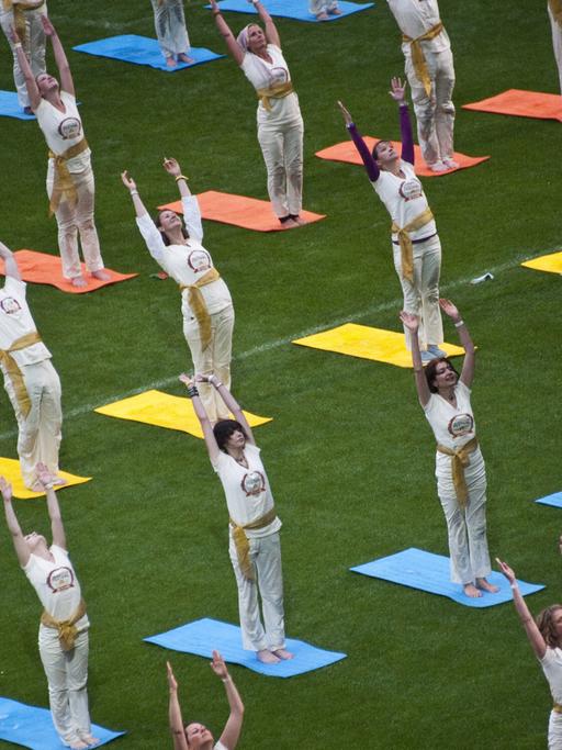 Yoga-Übungen im Berliner Olympiastadion.
