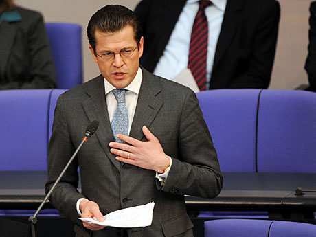 Bundesverteidigungsminister Karl-Theodor zu Guttenberg (CSU) beantwortet im Plenarsaal des Deutschen Bundestages in Berlin in der aktuellen Stunde Fragen der Abgeordneten.
