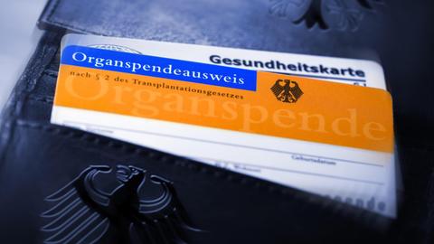 Organspendeausweis in einem Portemonnaie mit Bundesadler