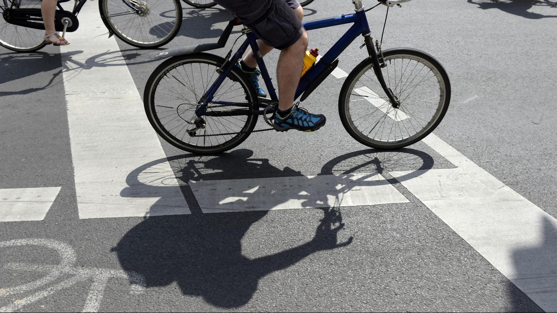 Fahrradfahrer fahren am 05.06.2016 in Berlin bei der 40. Fahrrad-Sternfahrt. Foto: Maurizio Gambarini/dpa (zu dpa «Tausende Radfahrer auf Sternfahrt durch Berlin» vom 05.06.2016) | Verwendung weltweit
