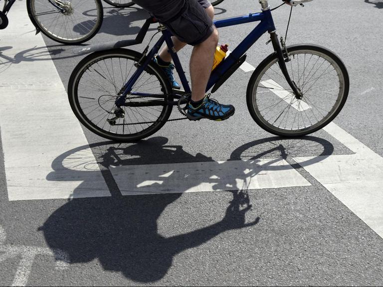 Fahrradfahrer fahren am 05.06.2016 in Berlin bei der 40. Fahrrad-Sternfahrt. Foto: Maurizio Gambarini/dpa (zu dpa «Tausende Radfahrer auf Sternfahrt durch Berlin» vom 05.06.2016) | Verwendung weltweit