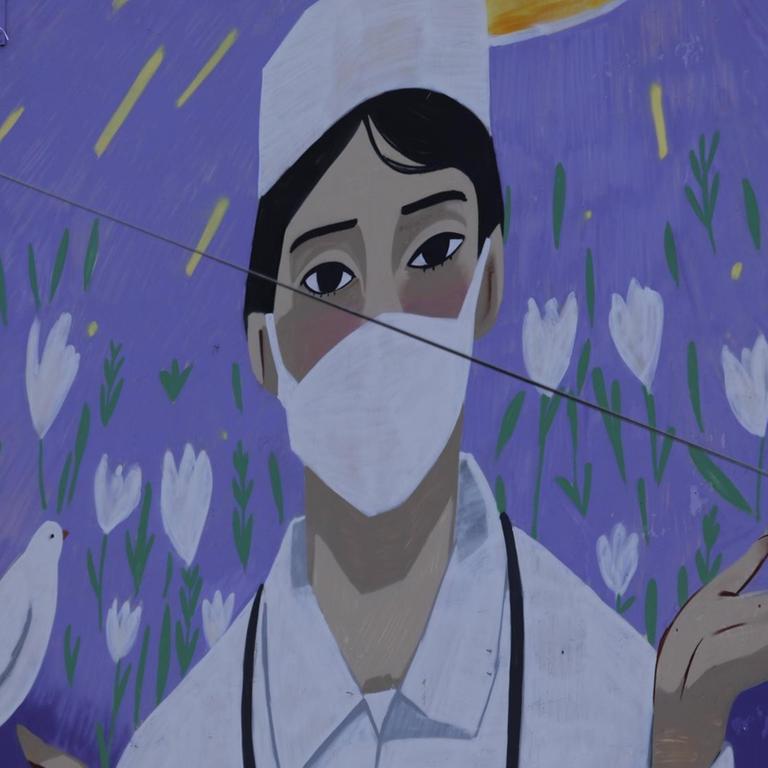 Wandgemälde im kasachischen Nur-Sultan, um die Arbeit der medizinischen Personals im Land zu würdigen