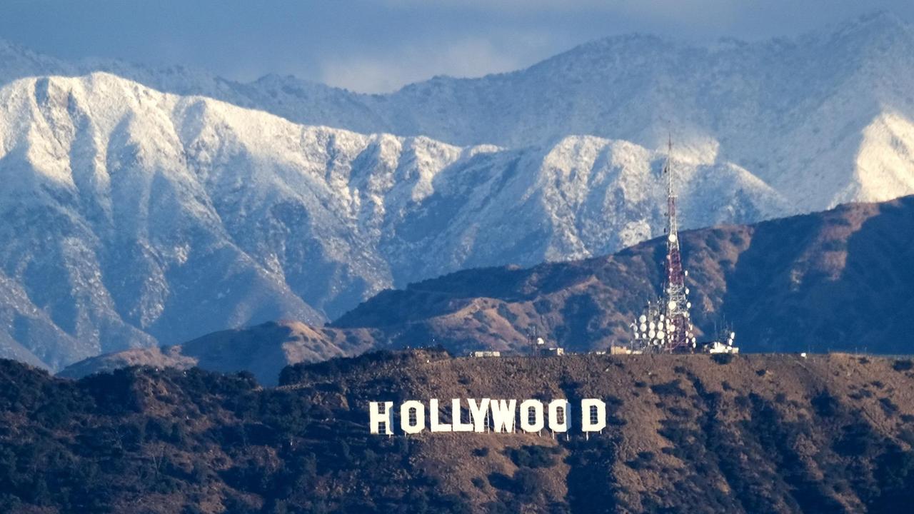 Schneebedeckte Berge sind hinter dem Hollywood-Schriftzug in Los Angeles in Kalifornien zu sehen, aufgenommen am 29. Dezember 2020.