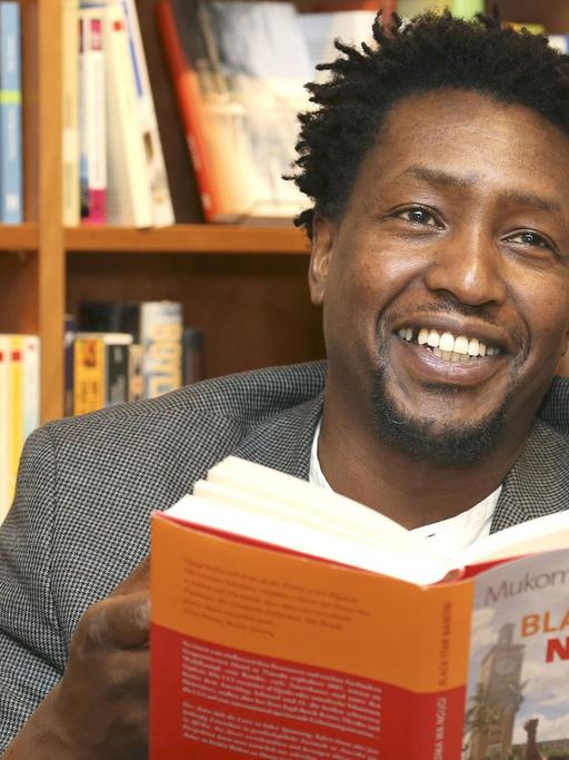 Der kenianisch-amerikanische Autor Mukoma wa Ngugi