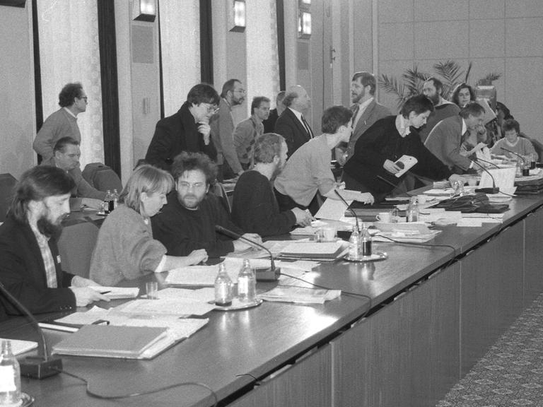 Versammlung im Januar 1990 am Zentralen Runden Tisch im Konferenzgebäude des Ministerrates der DDR am Schloss Niederschönhausen (heute Schönhausen) in Berlin-Pankow.