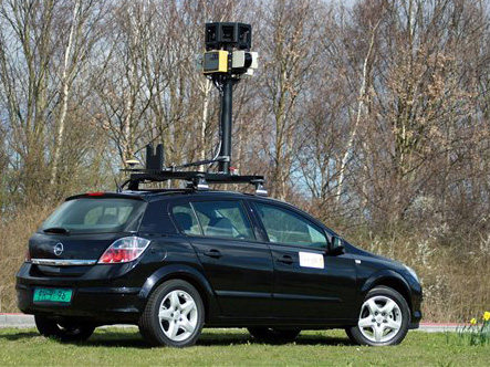 Ein Auto, das für Kamerafahrten für den Dienst Street View ausgerüstet wurde.