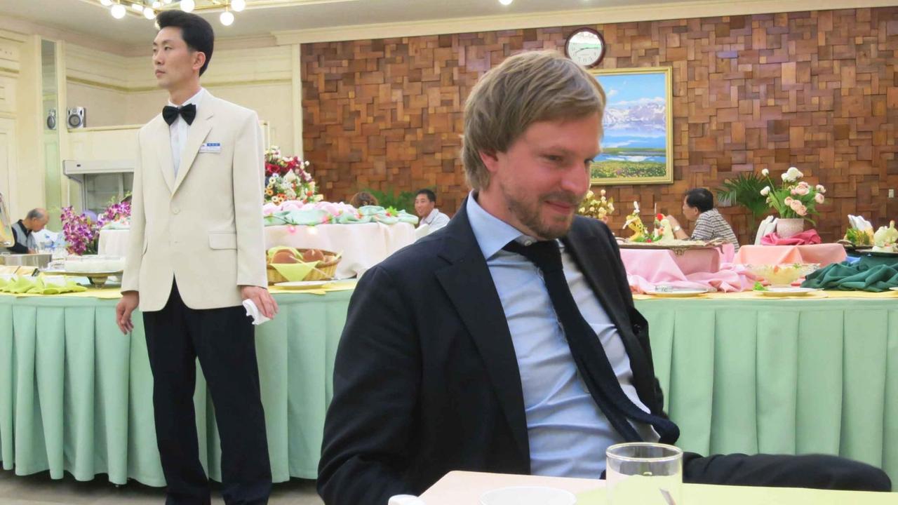 Sven Recker in einem Essenssaal in Nordkorea
