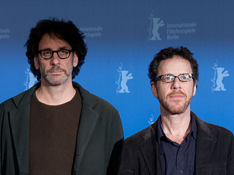 Joel (links) und Ethan Coen besuchen die Berlinale 2011.