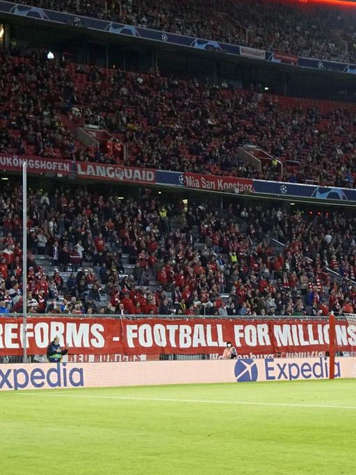 Stop UCL Reforms - Football for Millions of Fans not for Billions of Euro steht auf Transparenten in Dortmund und München.