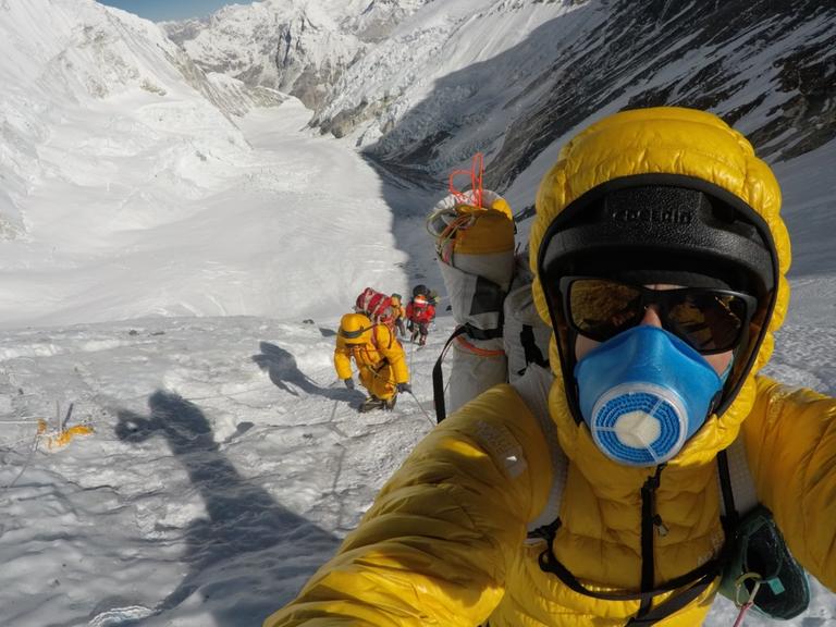 Bergsteiger David Göttler beim Versuch den Mount Everst zu erklimmen.