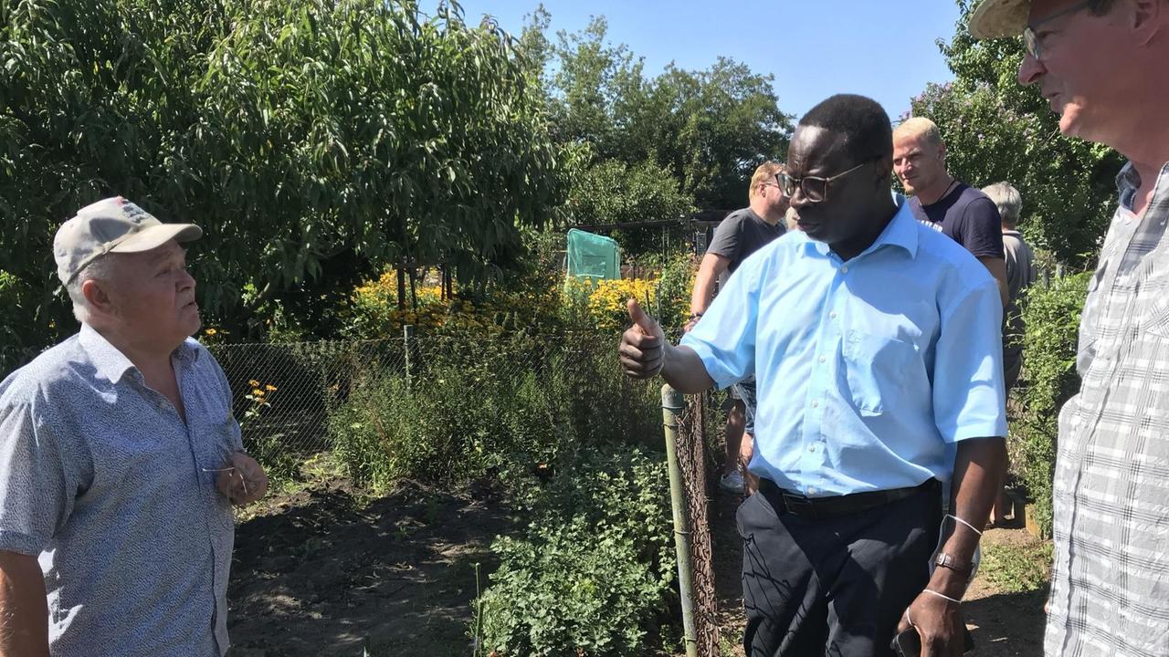 Der SPD-Bundestagsabgeordnete Karamba Diaby aus Halle besucht die Kleingartenanlage "Grüner Winkel" im Süden der Stadt
