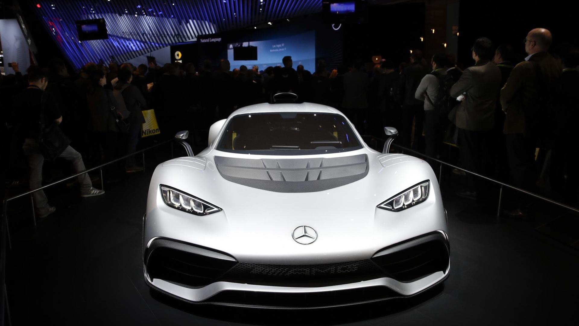 Technik-Messe CES am 09.01.2018 in Las Vegas (USA). Ein Einschub-Hybrid-AMG-Sportwagen von Mercedes wird den Messebesuchern präsentiert.