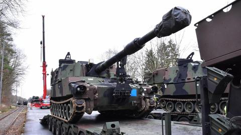 Eine Panzerhaubitze M 109 A7 Paladine wird im Februar 2020 für die Übung Defender Europe 20 im Bahnhof Bergen verladen.