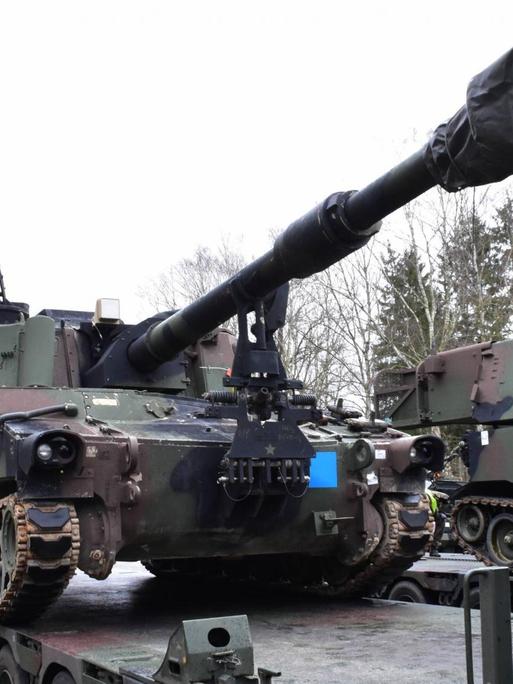 Eine Panzerhaubitze M 109 A7 Paladine wird im Februar 2020 für die Übung Defender Europe 20 im Bahnhof Bergen verladen.